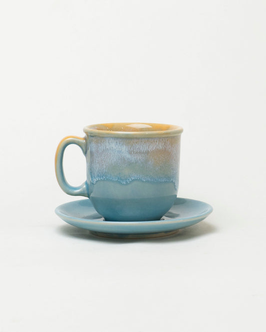 Filiżanka ze spodkiem – poranna mgiełka nad spokojną taflą