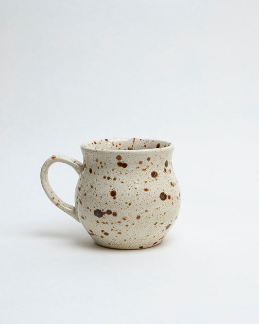 Kubek śmietankowy z piegami w klasycznej formie