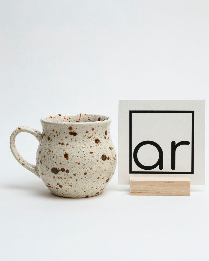 Kubek śmietankowy z piegami w klasycznej formie