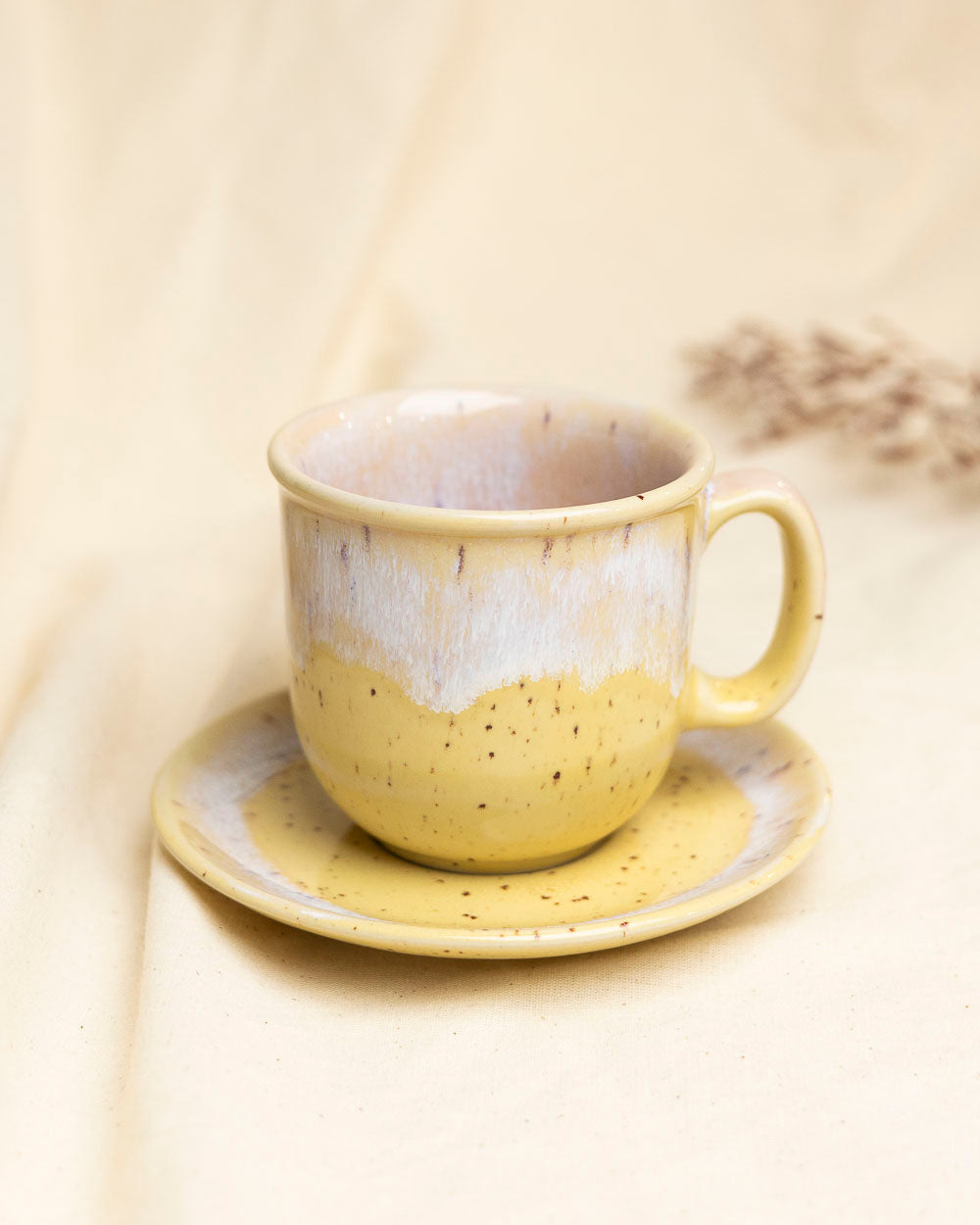 Filiżanka ze spodkiem – jasny miód