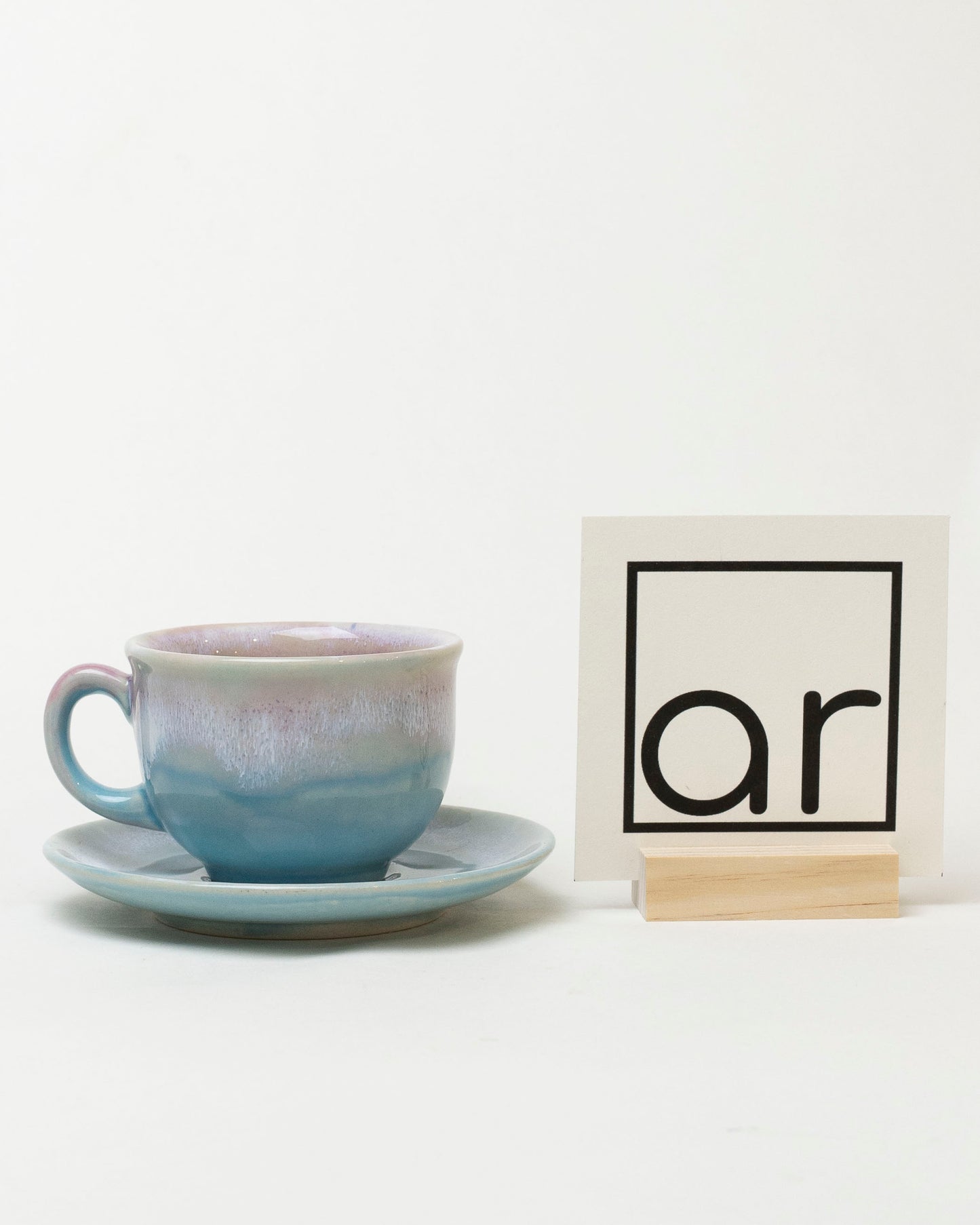 Filiżanka – mglisty błękit z różową poświatą