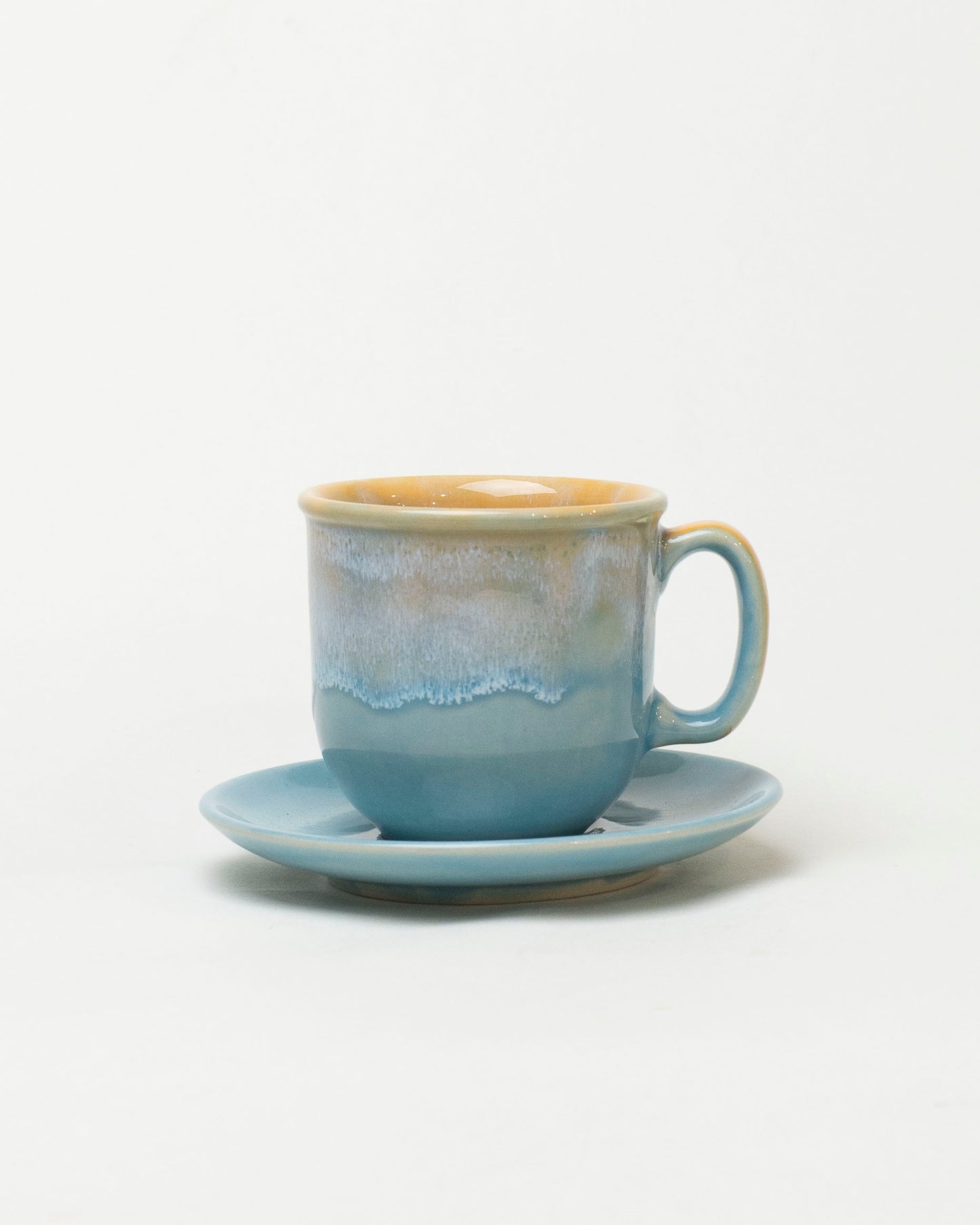 Filiżanka ze spodkiem – poranna mgiełka nad spokojną taflą