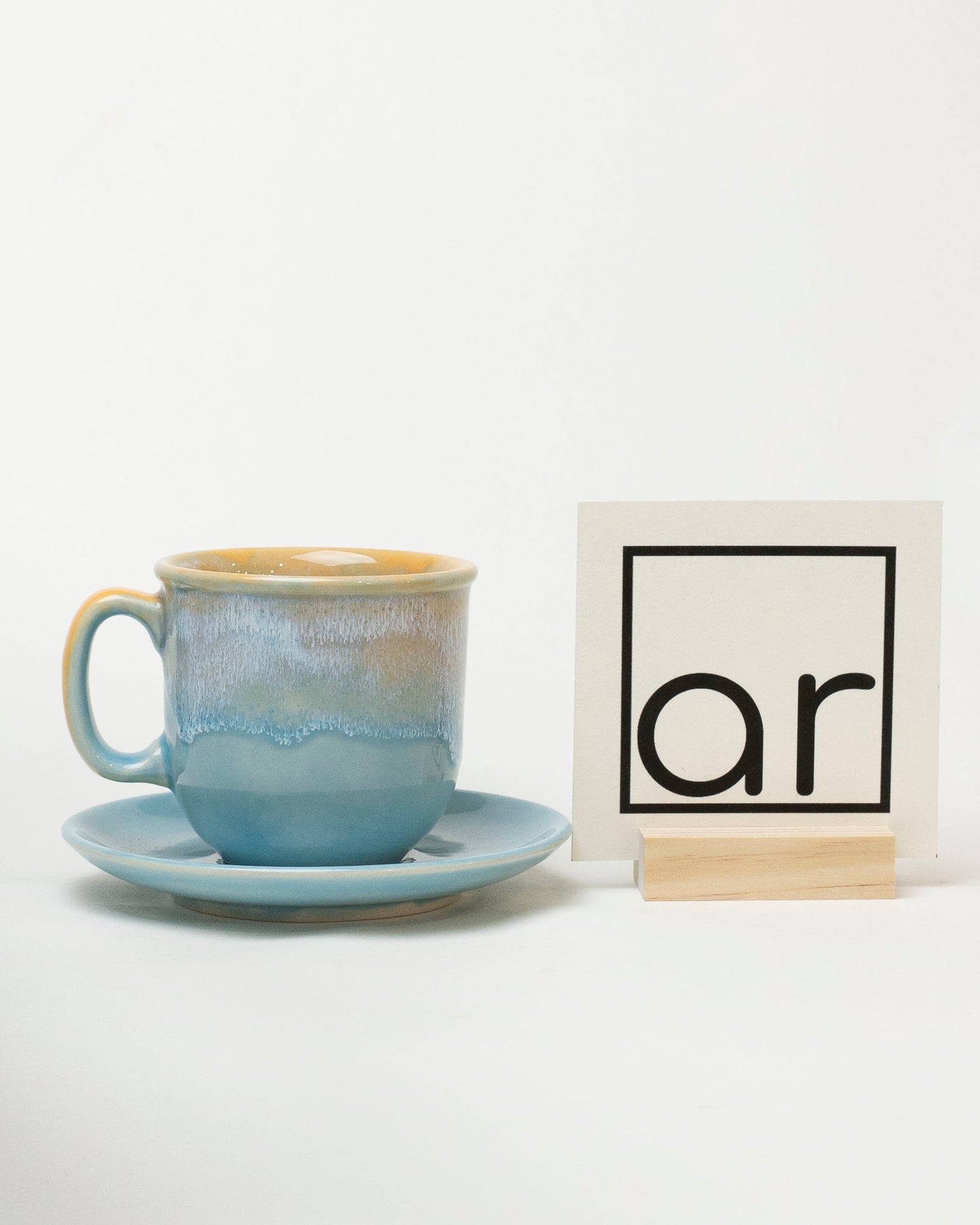 Filiżanka ze spodkiem – poranna mgiełka nad spokojną taflą