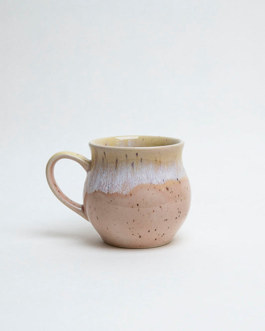 Kubek śmietankowe światło poranka