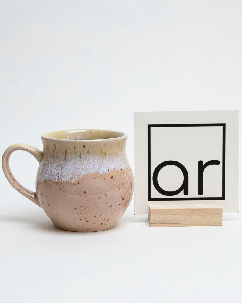 Kubek śmietankowe światło poranka