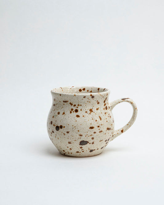 Kubek śmietankowy z piegami w klasycznej formie