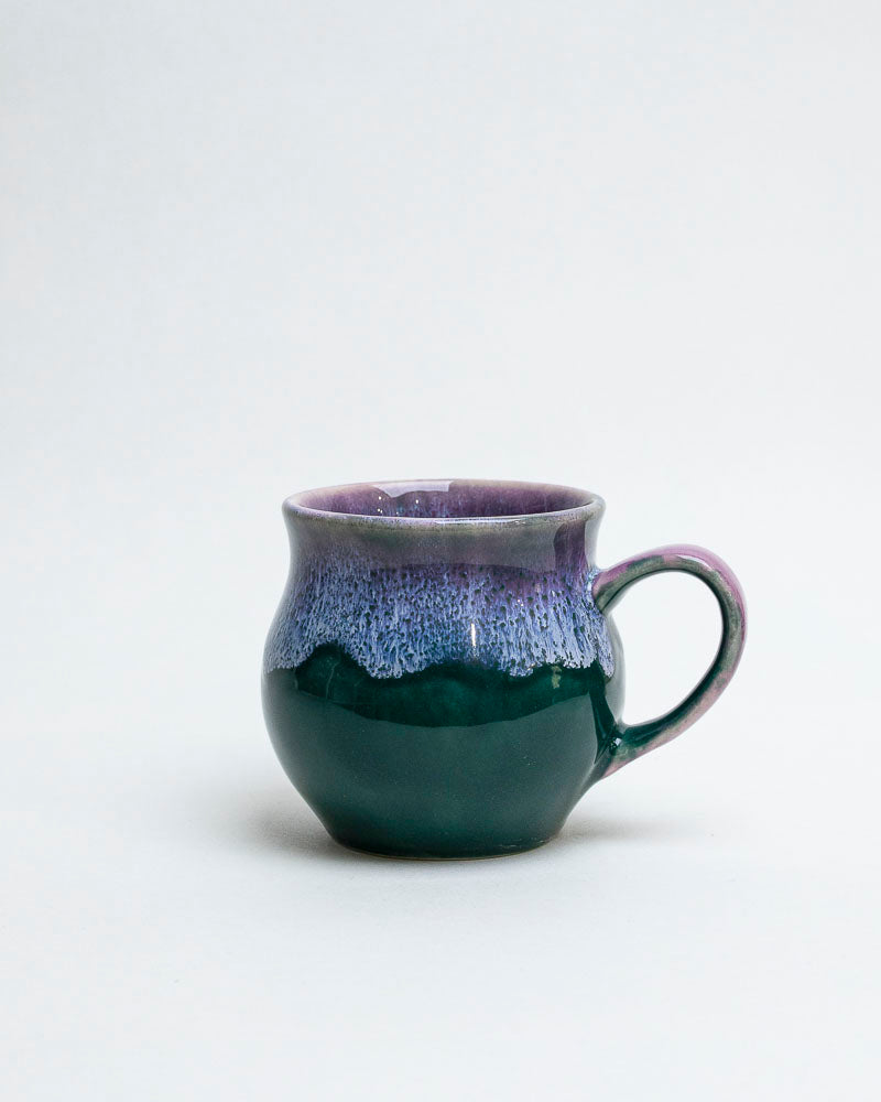 Kubek leśna mgła o zmierzchu