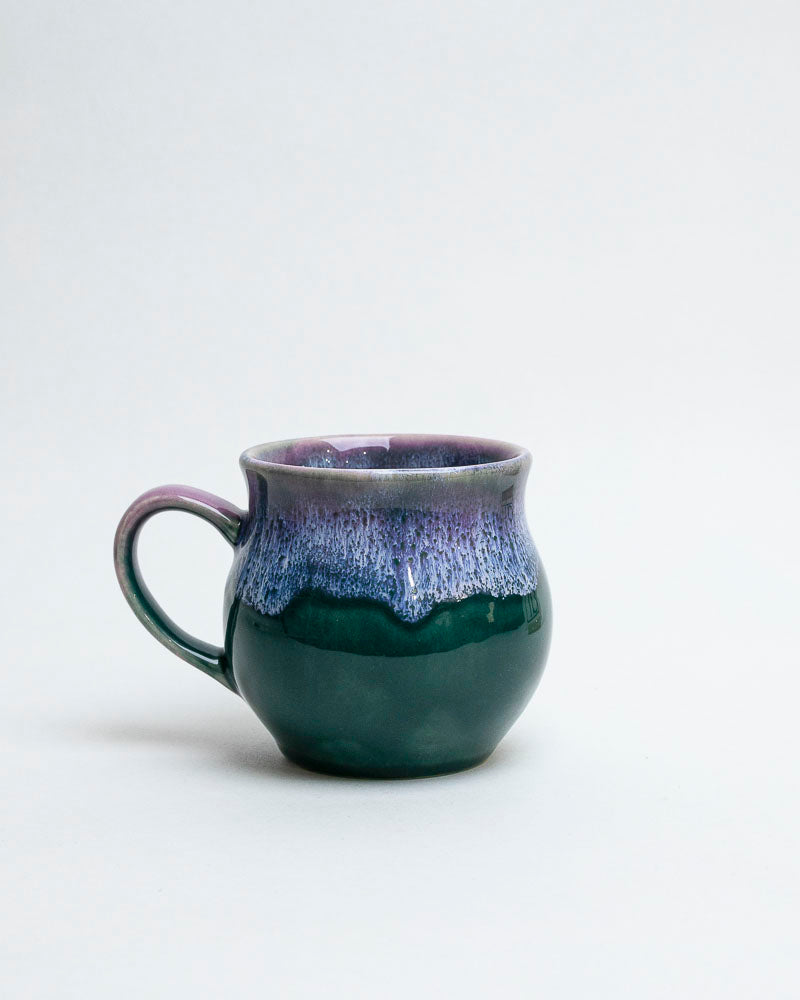 Kubek leśna mgła o zmierzchu