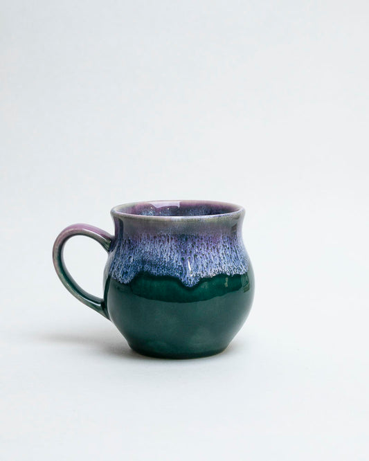 Kubek leśna mgła o zmierzchu