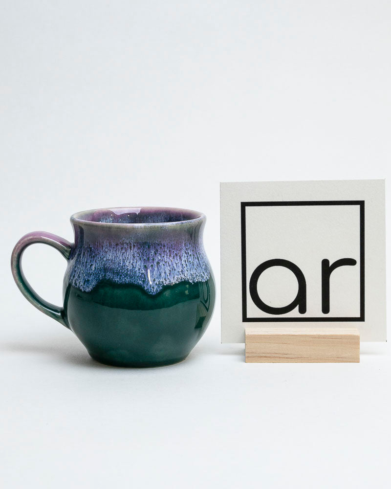 Kubek leśna mgła o zmierzchu