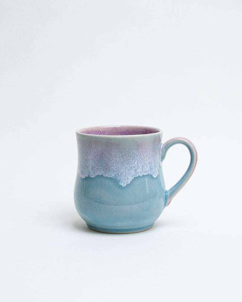 Kubek błękitna mgła i fioletowe światło