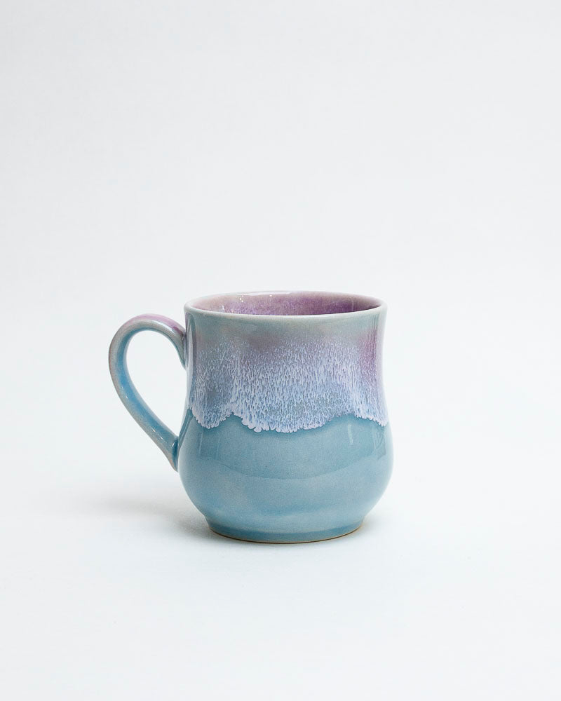 Kubek błękitna mgła i fioletowe światło