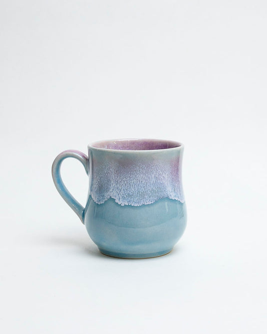 Kubek błękitna mgła i fioletowe światło