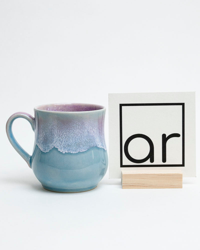 Kubek błękitna mgła i fioletowe światło