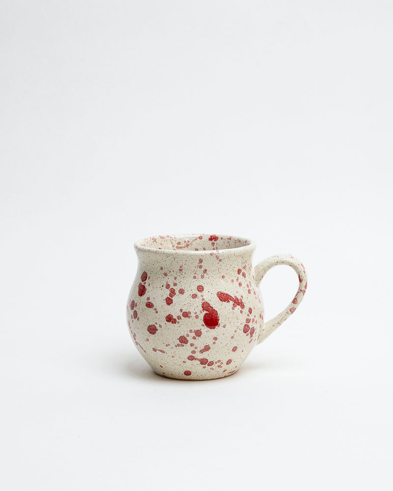 Kubek śmietankowy z czerwonymi piegami